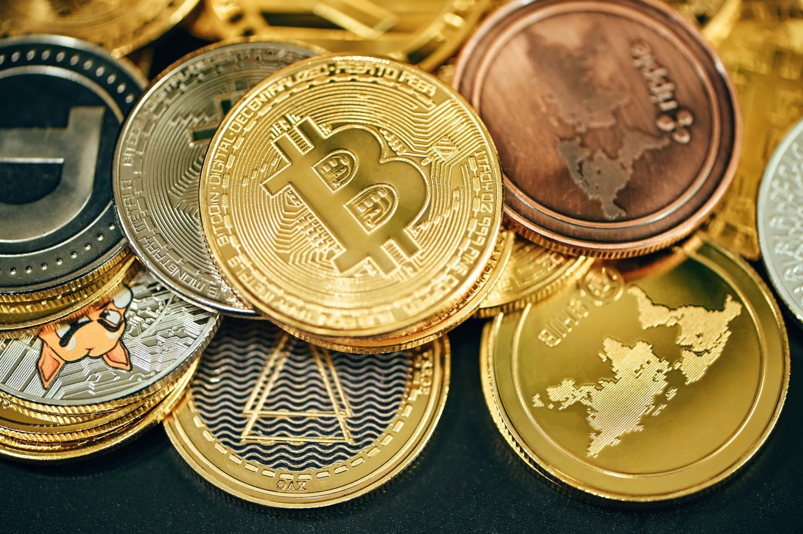 Como Trump Pode Influenciar a Volatilidade das Criptomoedas 1 a pile of gold and silver bitcoins