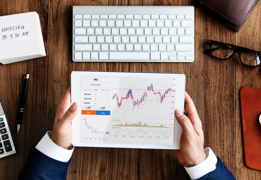 A Importância de Fazer Investimentos com Seu Dinheiro em 2025 3 forex trade graph chart concept