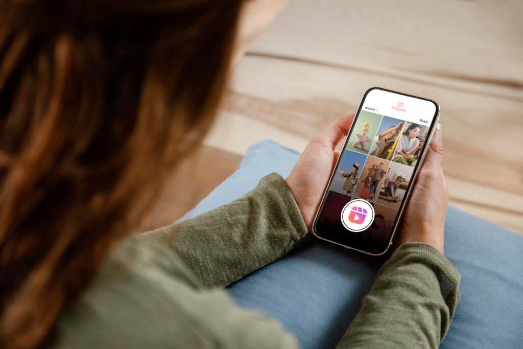 Hashtags eficazes para aumentar o alcance high angle woman holding smartphone