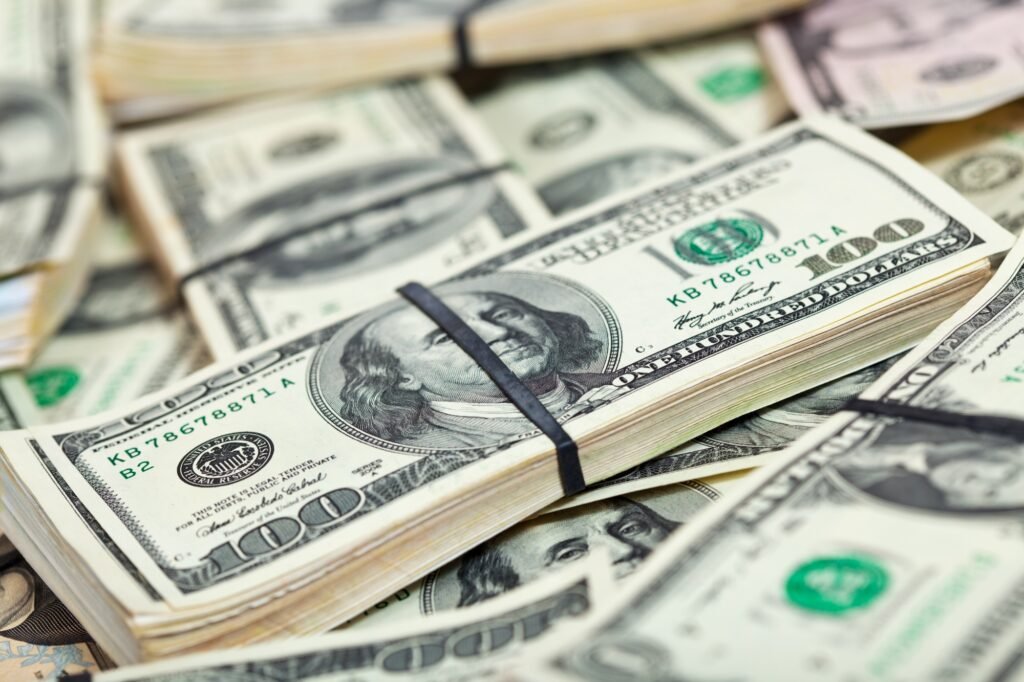 A Importância de Fazer Investimentos com Seu Dinheiro em 2025 1 many us dollars banknotes