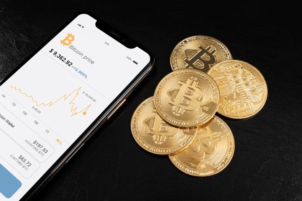 Quais são as vantagens de comprar Bitcoin em 2025 2 minimalistic still life assortment with cryptocurrency